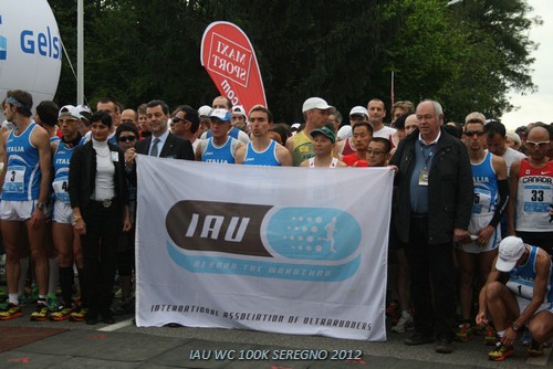 Предстартовое фото с флагом IAU