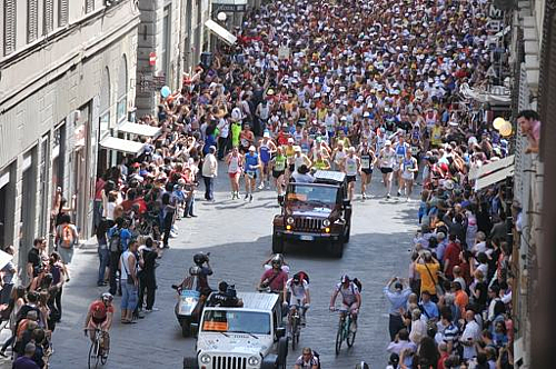 Две тысячи человек стартуют по улицам города (фото с piunotizie.it)